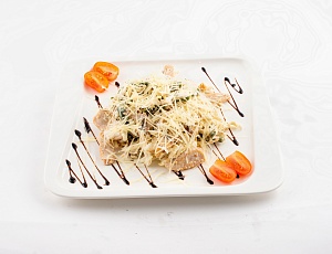 Теплый салат с куриным филе, кенийской фасолью в ореховой заправке
