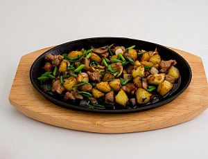 Жареный картофель со свининой и грибами
